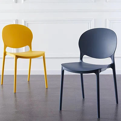 Chaise de salle à manger en plastique coloré