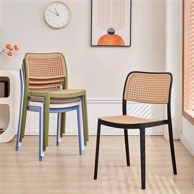 Chaise en plastique à dossier rond